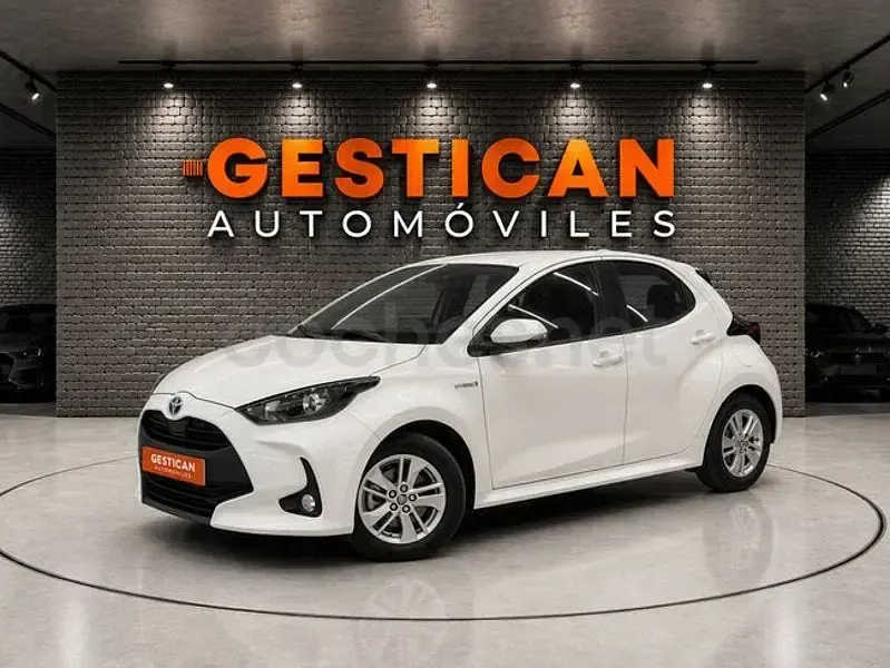 Usado Toyota Yaris Hybrid Active 116 CV (85 kW) 2022 Blanco Berlina