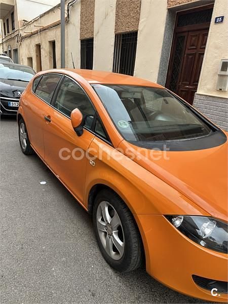 Usado Seat Leon Sport 105 CV (77 kW) 2008 Naranja Utilitario