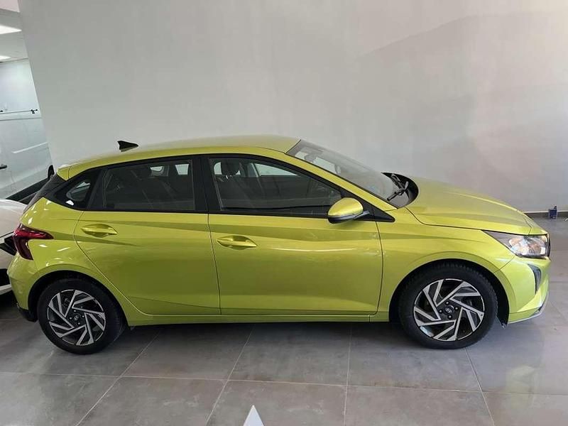 Usado Hyundai i20 101 CV (74 kW) 2024 Verde Utilitario