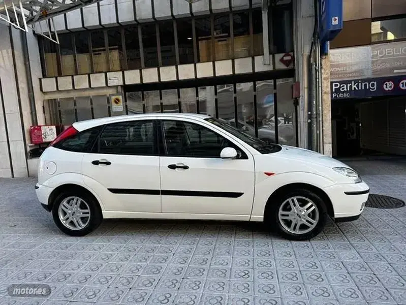 Usado Ford Focus Trend 100 CV (73 kW) 2003 Blanco Berlina