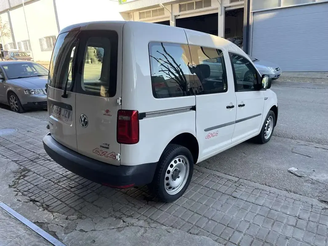 Usado VW Caddy Trendline 122 CV (89 kW) 2017 Blanco Monovolumen