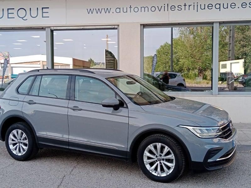 Usado VW Tiguan 122 CV (89 kW) 2021 Gris / plata SUV