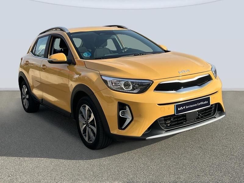 Usado Kia Stonic 120 CV (88 kW) 2023 Amarillo SUV