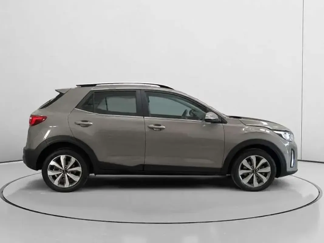 Usado Kia Stonic 120 CV (88 kW) 2022 Verde SUV