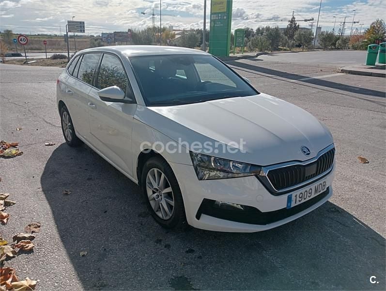 Blanco Usado 2022 Skoda Scala Active Utilitario | 8500 € (Buen precio) - Imagen 1/4