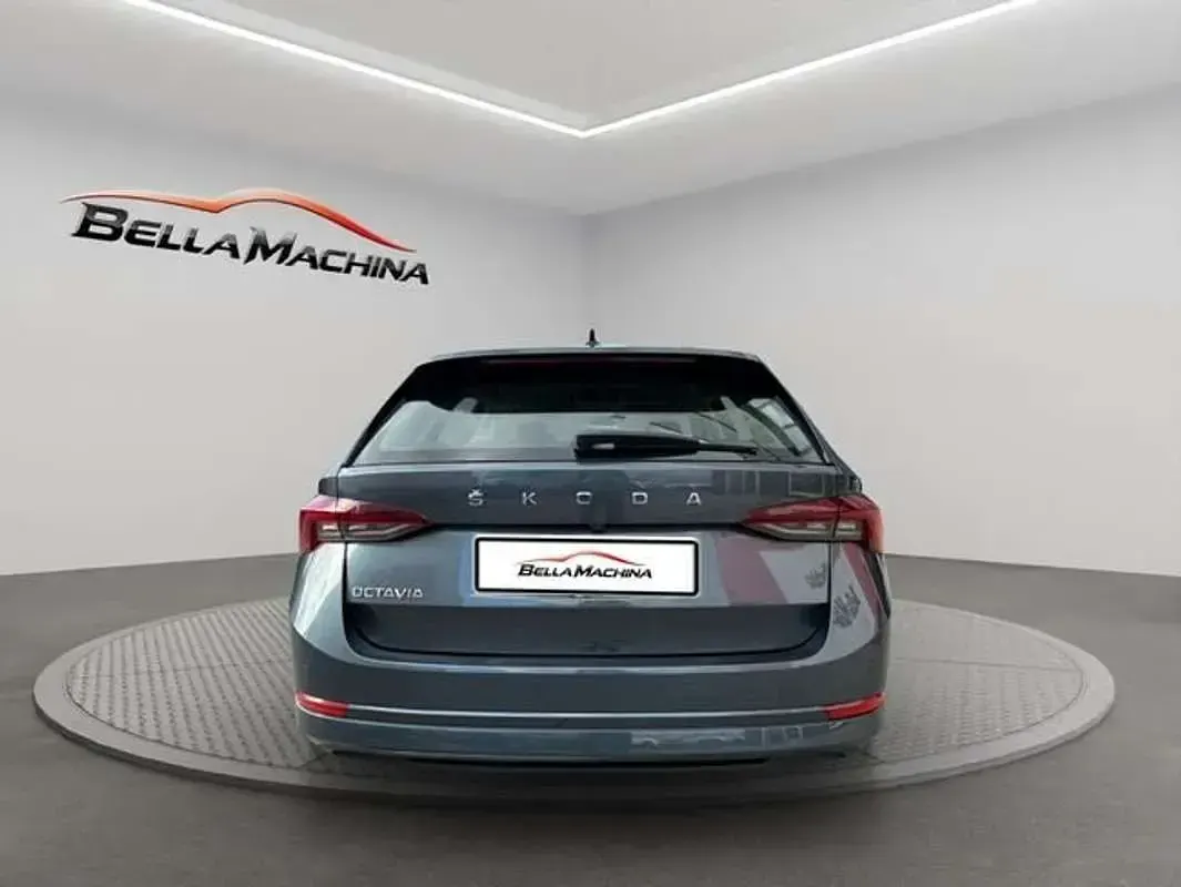 Usado Skoda Octavia Ambition 150 CV (110 kW) 2022 Gris Familiar