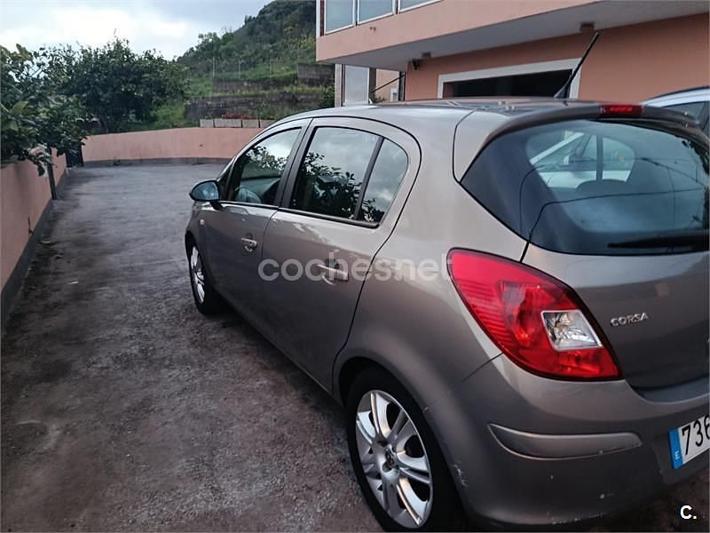 Usado Opel Corsa Cosmo 85 CV (62 kW) 2011 Granate Utilitario
