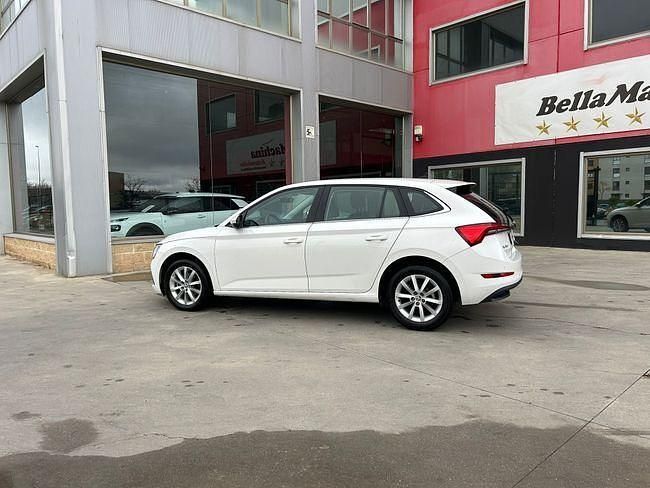 Usado Skoda Scala Ambition 110 CV (80 kW) 2021 Blanco Utilitario