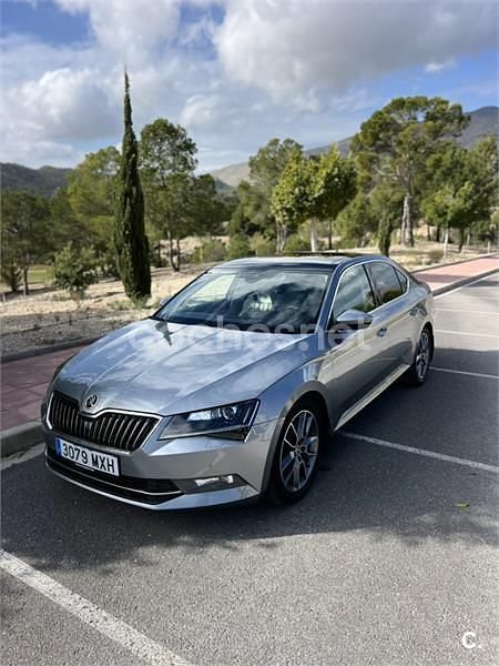 Usado Skoda Superb 190 CV (139 kW) 2015 Gris / plata Berlina