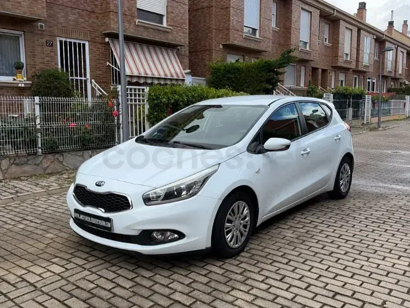 Usado Kia Ceed GT 90 HP (66 kW) 2012 Branco Sedan