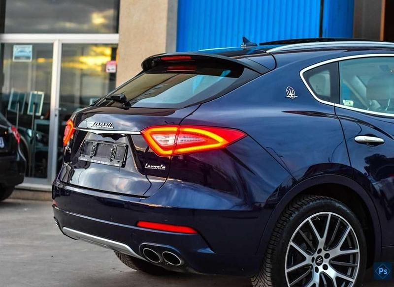 Usado Maserati Levante GranLusso 275 CV (202 kW) 2017 Azul SUV