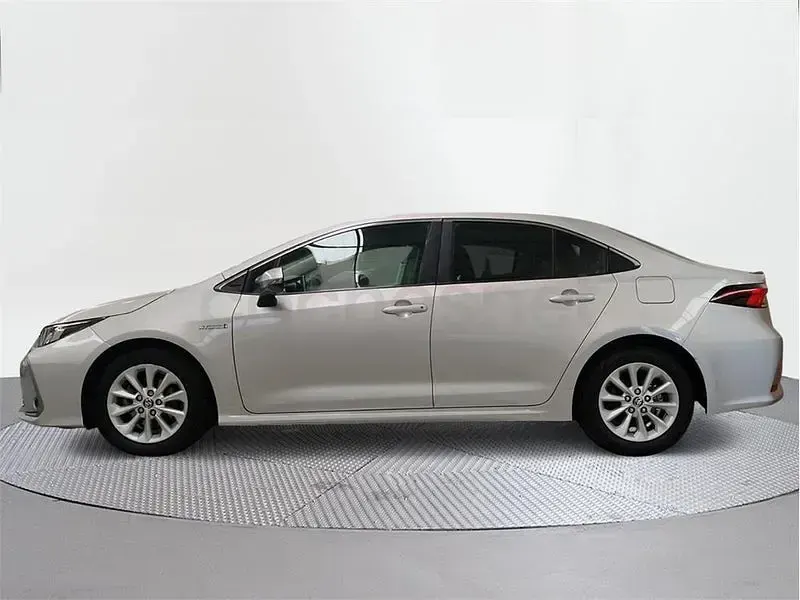 Usado Toyota Corolla Active 122 CV (89 kW) 2021 Gris / plata Berlina