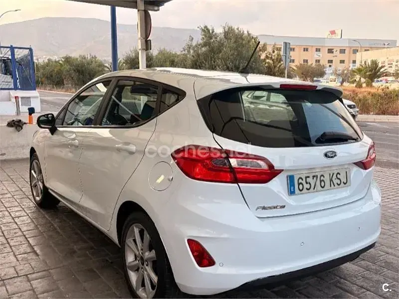 Usado Ford Fiesta Trend 85 CV (62 kW) 2018 Blanco Utilitario