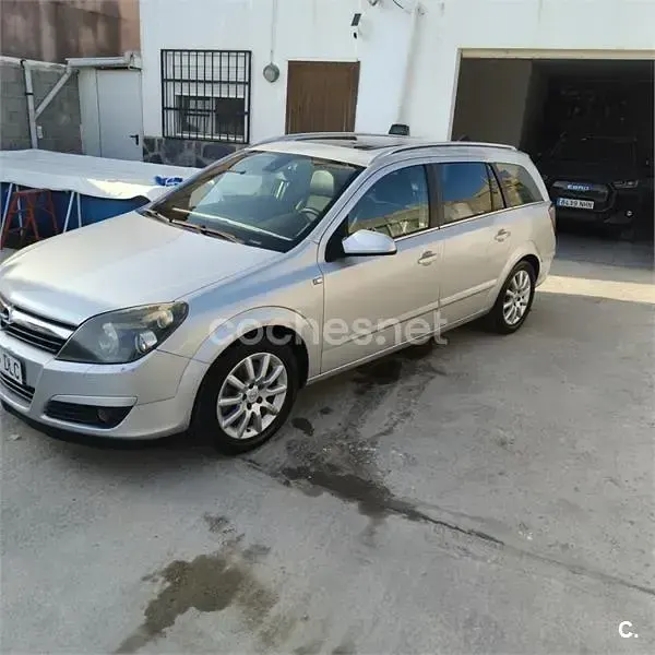 Usado Opel Astra Cosmo 150 CV (110 kW) 2005 Gris / plata Familiar