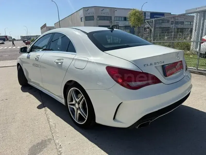 Usado Mercedes CLA200 AMG line 136 CV (100 kW) 2016 Blanco Berlina