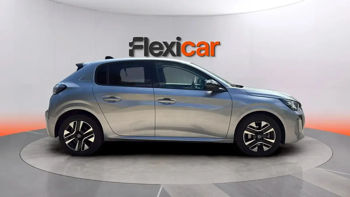 Usado Peugeot 208 Allure 101 CV (74 kW) 2025 Gris Utilitario