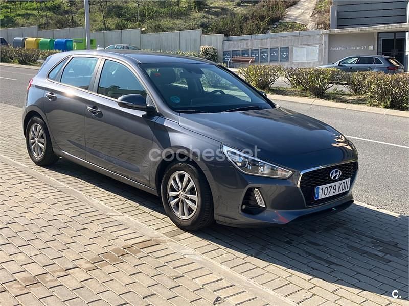 Usado Hyundai i30 120 CV (88 kW) 2017 Gris / plata Berlina
