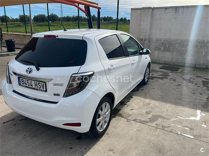 Usado Toyota Yaris Hybrid Active 100 CV (73 kW) 2013 Blanco Berlina