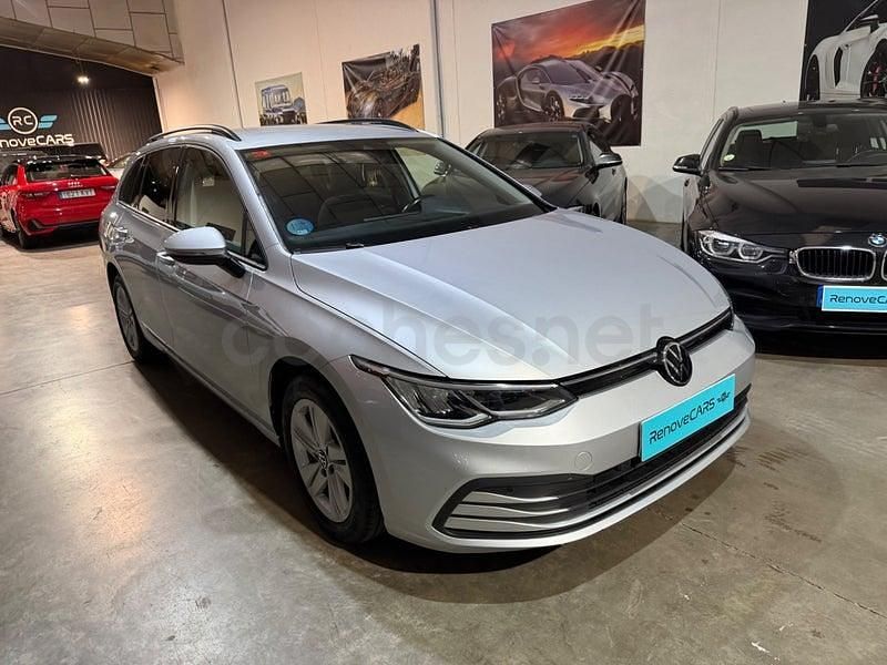 Usado VW Golf VIII Life 110 CV (80 kW) 2021 Gris / plata Familiar