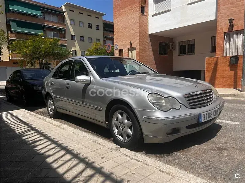 Usado Mercedes C220 Elegance 143 CV (105 kW) 2002 Gris / plata Berlina