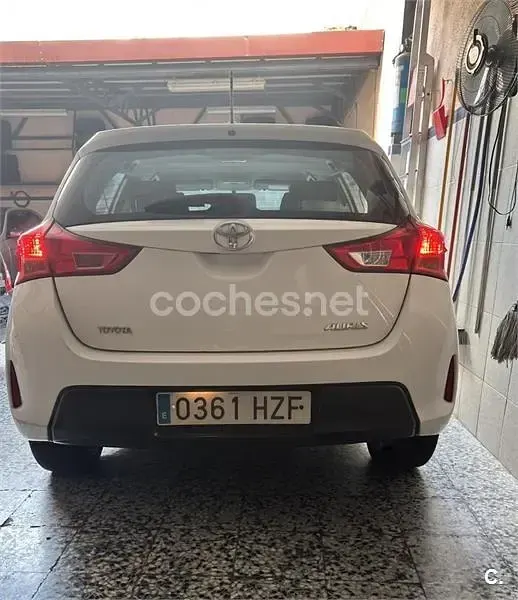 Usado Toyota Auris Active 90 CV (66 kW) 2014 Blanco Berlina