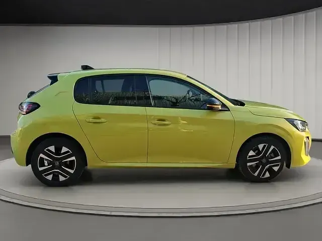 Usado Peugeot 208 Allure 102 CV (75 kW) 2025 Amarillo Utilitario