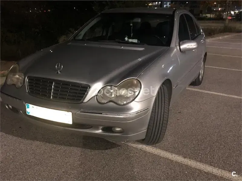 Usado Mercedes C180 Elegance 143 CV (105 kW) 2002 Gris / plata Berlina