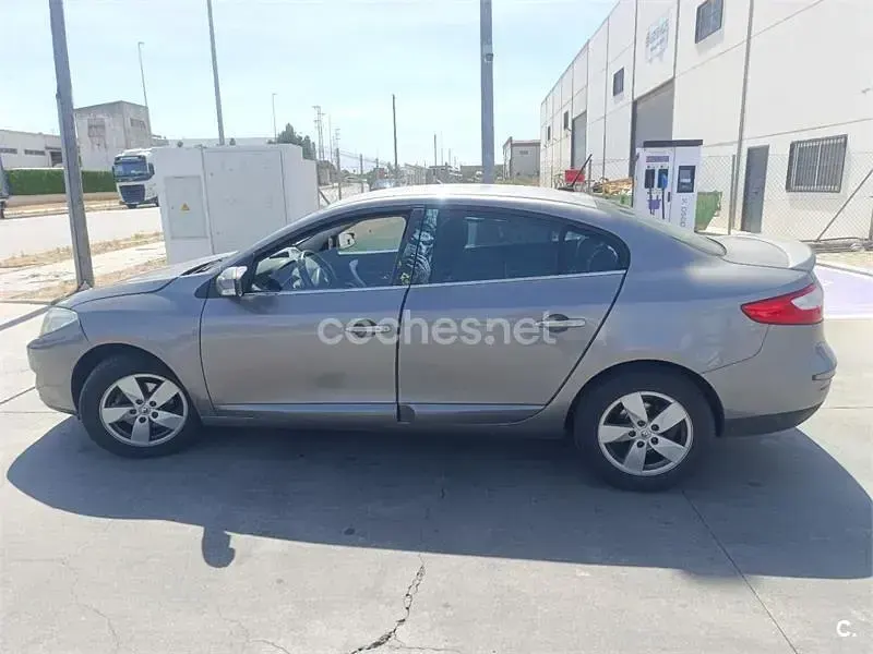 Usado Renault Fluence Dynamique 105 CV (77 kW) 2010 Gris / plata Berlina