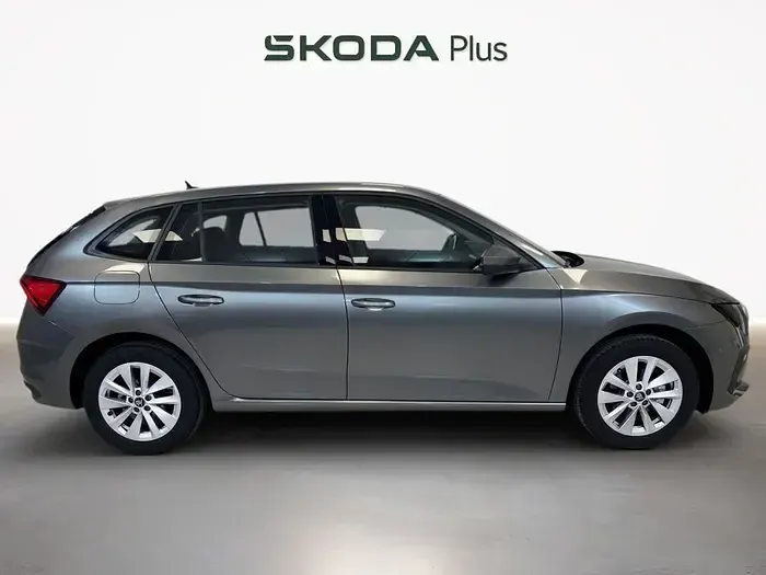 Usado Skoda Scala Essence 116 CV (85 kW) 2025 Gris Utilitario