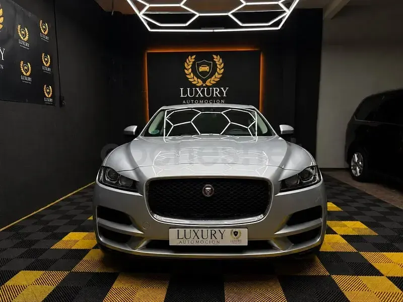 Usado Jaguar F-Pace Portfolio 163 CV (119 kW) 2017 Gris / plata SUV