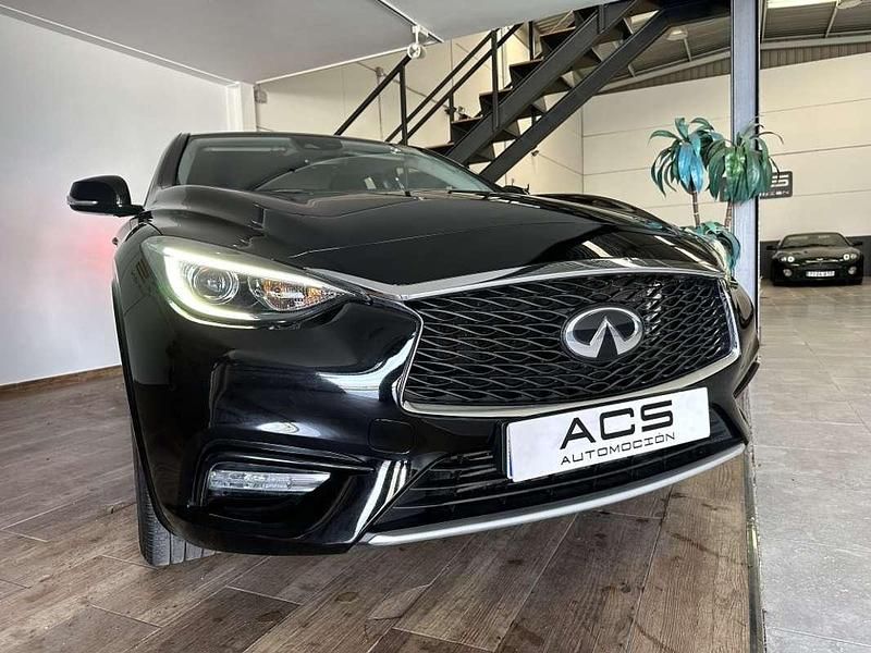Usado Infiniti Q30 Premium 109 CV (80 kW) 2018 Negro Utilitario