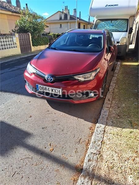 Usado Toyota Auris Hybrid Advance 136 CV (100 kW) 2018 Granate Familiar