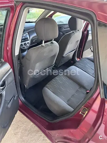 Usado Ford Focus Trend 100 CV (73 kW) 2003 Granate Berlina