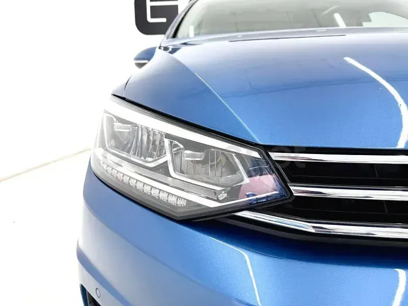Usado VW Touran Sportline 150 CV (110 kW) 2016 Azul Monovolumen