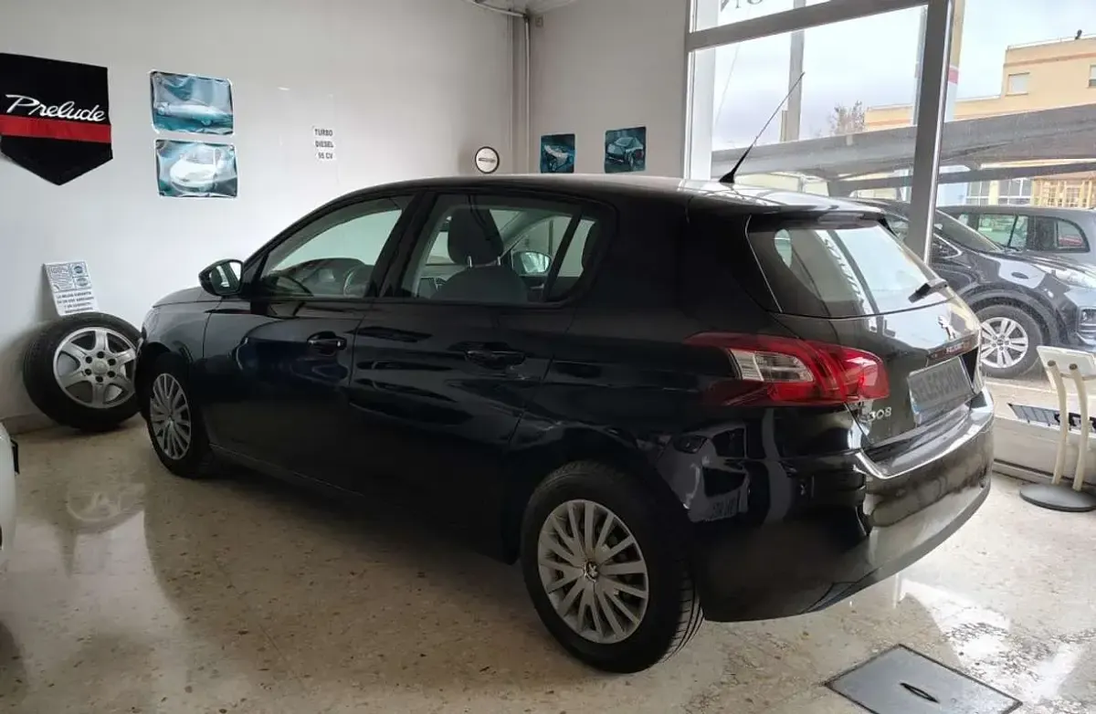 Usado Peugeot 308 Active 99 CV (72 kW) 2016 Negro Utilitario