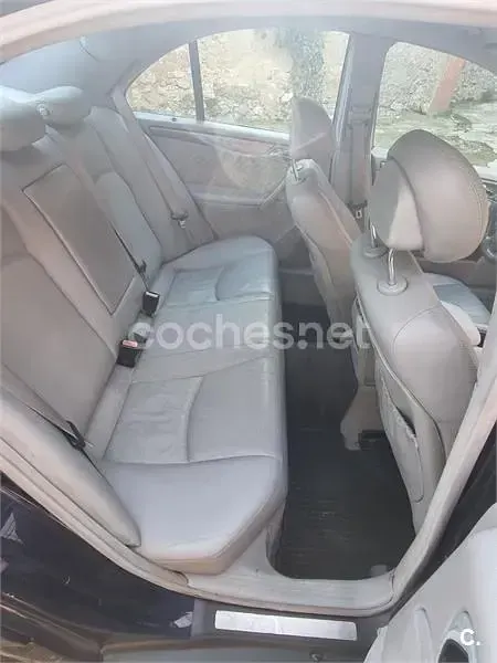 Usado Mercedes C220 Avantgarde 143 CV (105 kW) 2002 Violeta / lila Berlina