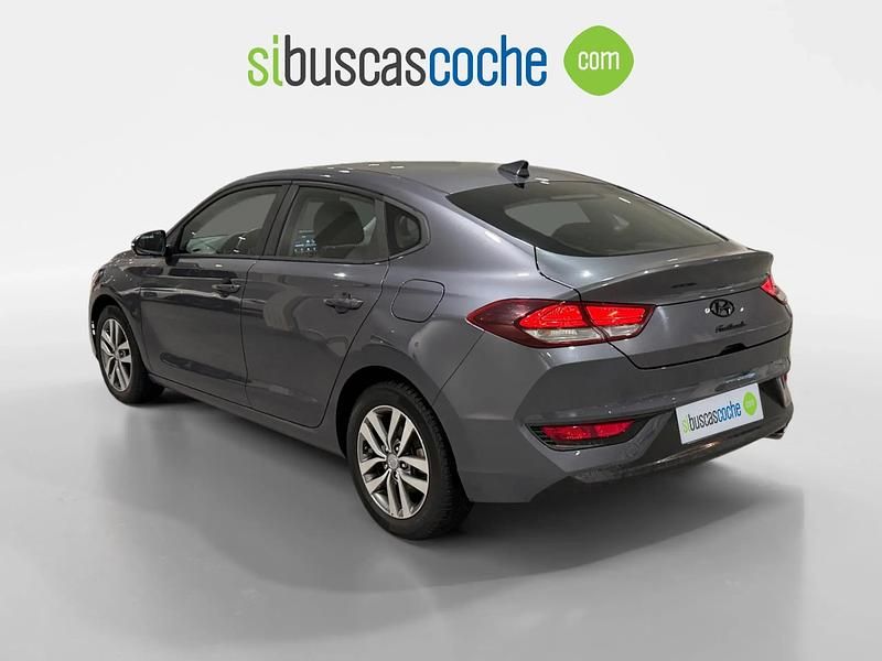 Usado Hyundai i30 120 CV (88 kW) 2019 Gris/plata
