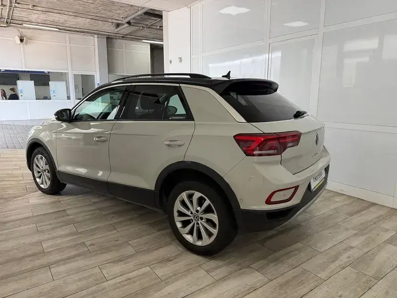 Usado VW T-Roc Life 110 CV (80 kW) 2023 Gris / plata SUV
