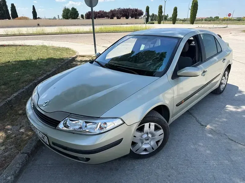 Usado Renault Laguna II Authentique 100 CV (73 kW) 2003 Gris / plata Berlina