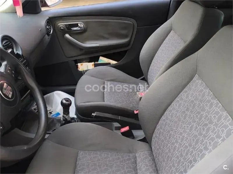 Usado Seat Ibiza Reference 100 CV (73 kW) 2006 Rojo Utilitario