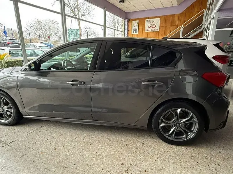 Usado Ford Focus ST-Line 125 CV (91 kW) 2021 Gris / plata Berlina
