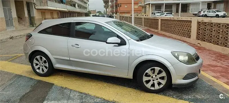 Usado Opel Astra GTC Enjoy 105 CV (77 kW) 2008 Gris / plata Berlina