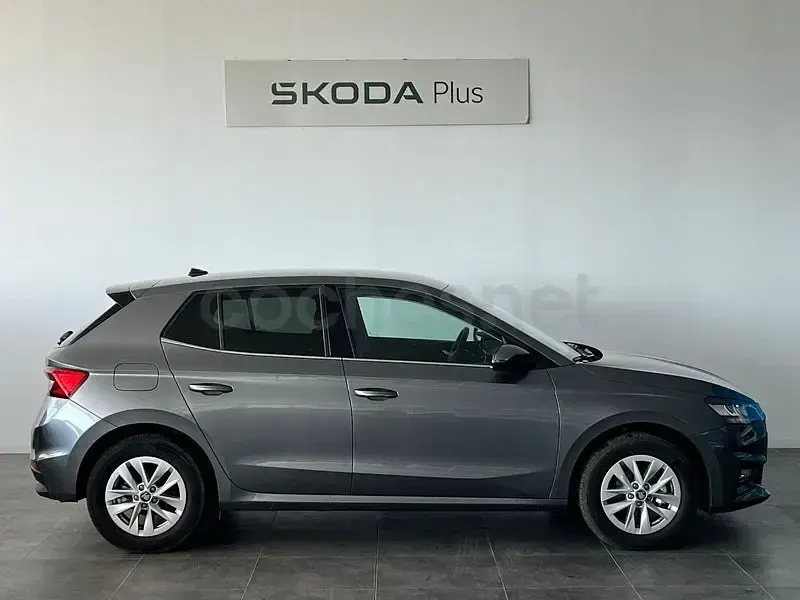 Usado Skoda Fabia Selection 95 CV (69 kW) 2025 Gris / plata Utilitario
