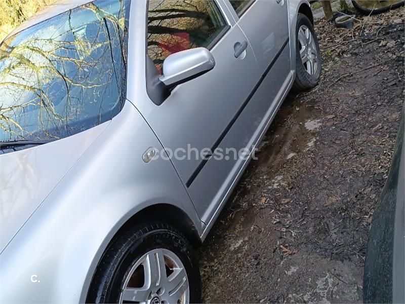 Usado VW Golf IV Highline 130 CV (95 kW) 2002 Gris / plata Berlina