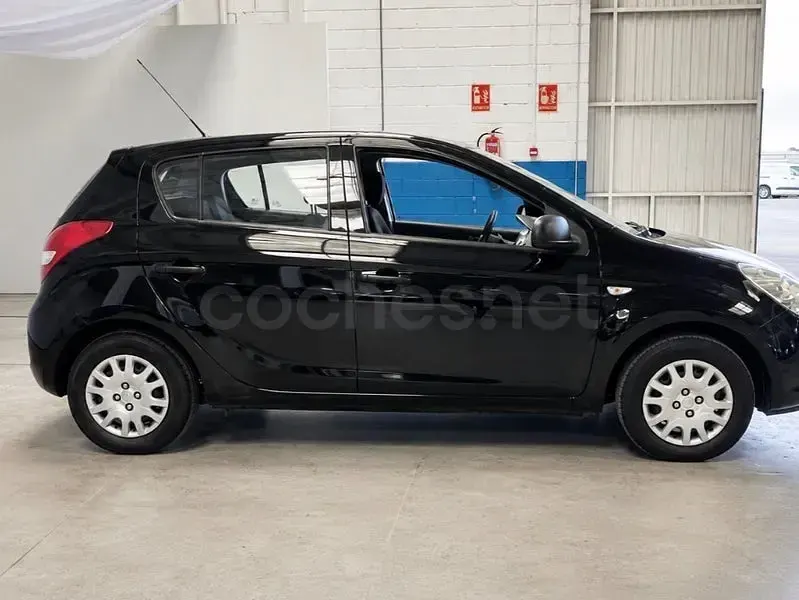 Usado Hyundai i20 Comfort 78 CV (57 kW) 2010 Negro Utilitario