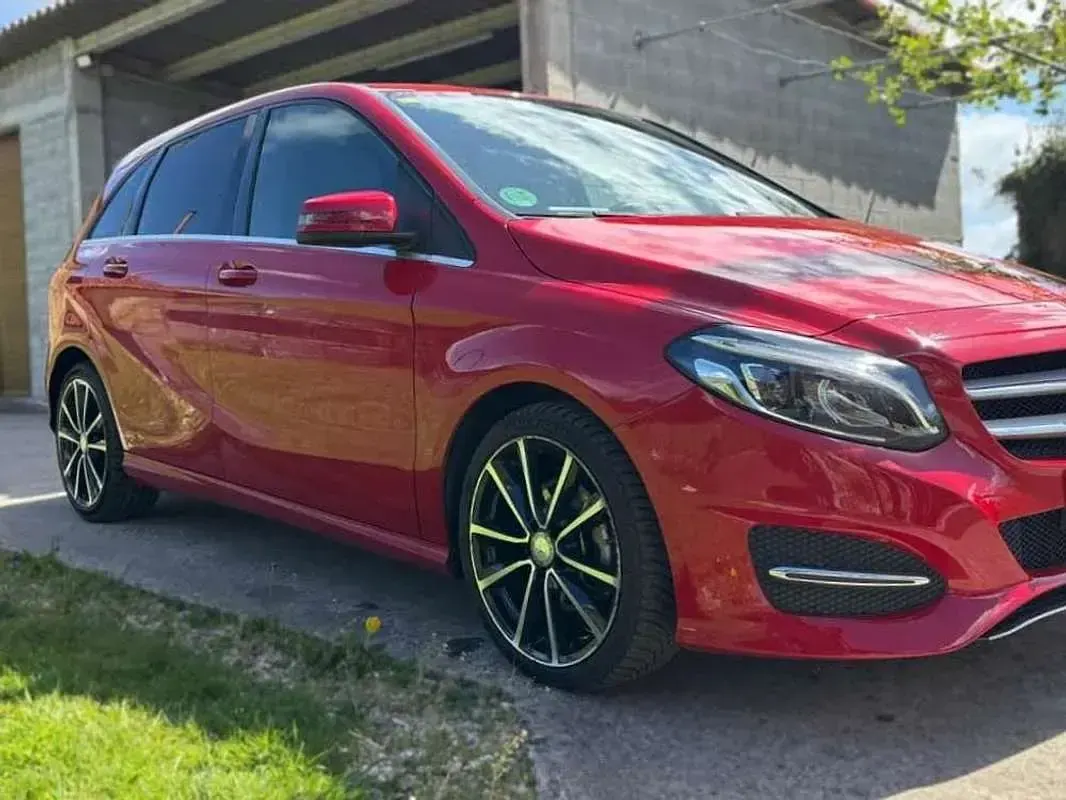 Usado Mercedes B200 136 CV (100 kW) 2015 Rojo Utilitario