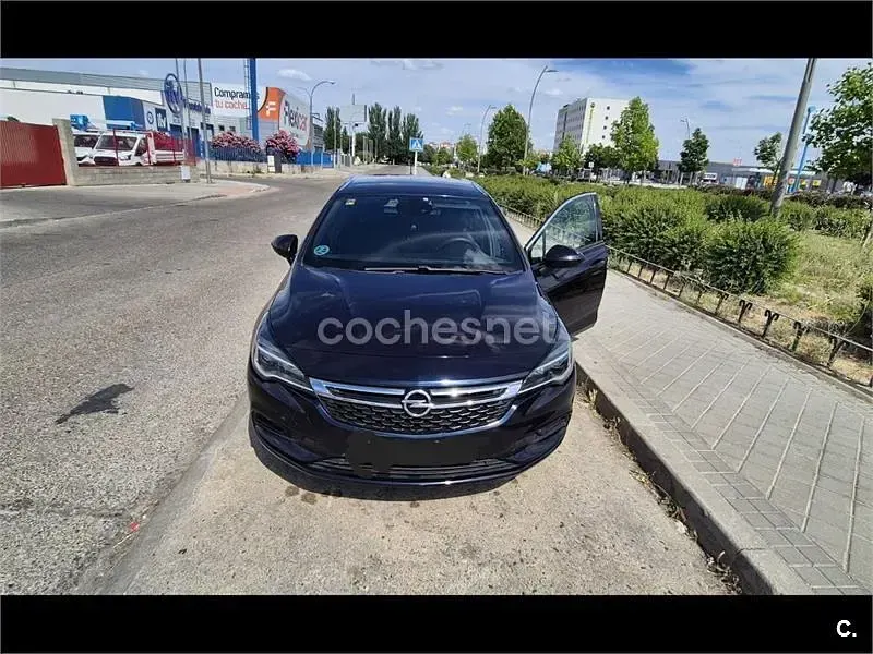 Usado Opel Astra Dynamic 136 CV (100 kW) 2018 Negro Familiar