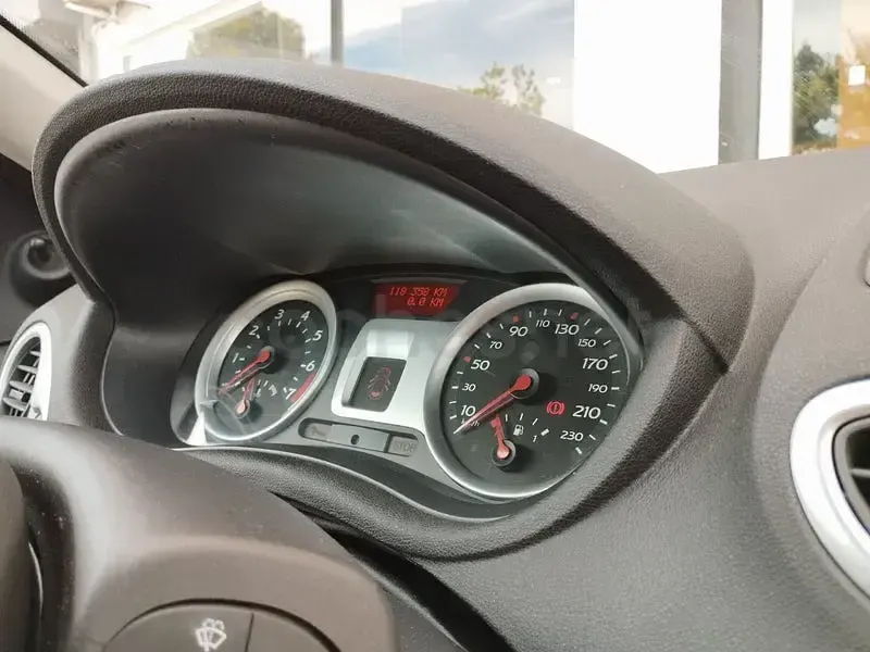 Usado Renault Clio II 100 CV (73 kW) 2008 Rojo Berlina