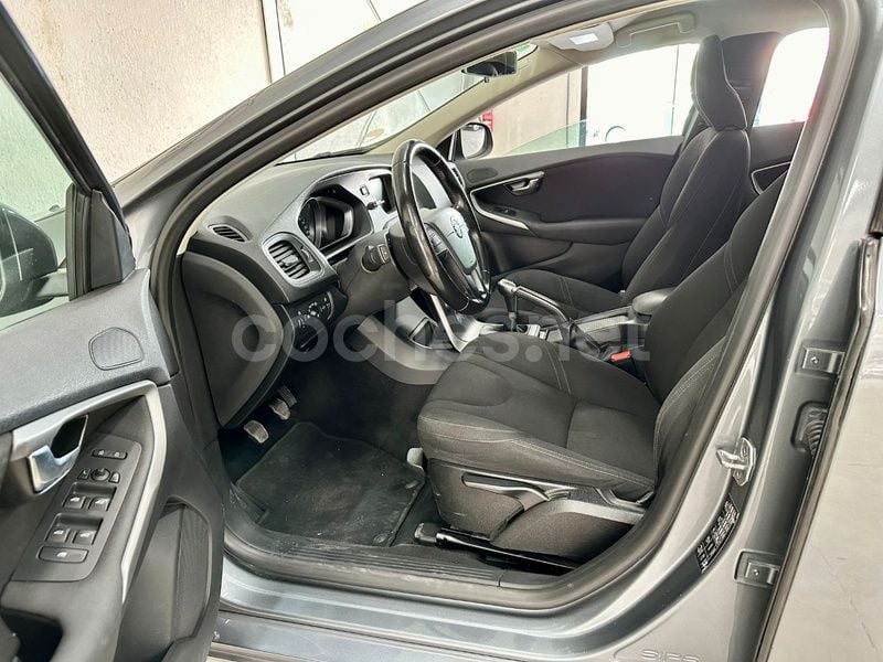 Usado Volvo V40 Momentum 120 CV (88 kW) 2015 Gris / plata Familiar