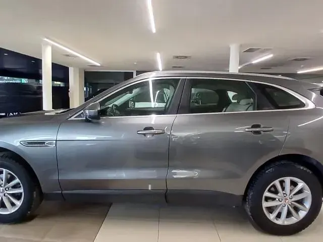 Usado Jaguar F-Pace Prestige 180 CV (132 kW) 2018 Todoterreno SUV